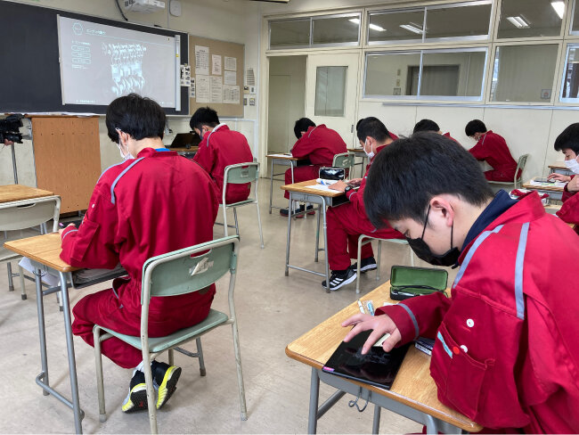 東京都立六郷工科高等学校でのARを用いた自動車整備の授業1